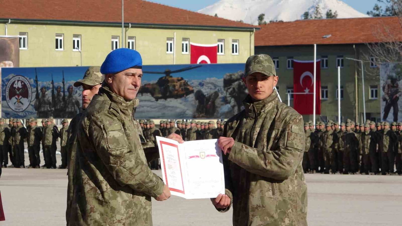 ISPARTA’DA 40’INCI KOMANDO EĞİTİM TUGAY KOMUTANLIĞI’NDA DÜZENLENEN TÖRENDE UZMAN ERBAŞ, SÖZLEŞMELİ...