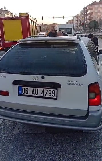 ISPARTA’DA DİREKSİYON HAKİMİYETİNİ KAYBEDEN SÜRÜCÜNÜN KIRMIZI IŞIKTA DURAN ARACA ARKADAN ÇARPMASI...