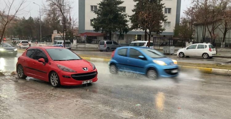 ISPARTA’DA GÜN BOYUNCA ARALIKLARLA ETKİLİ OLAN YAĞMUR AKŞAM SAATLERİNDE ŞİDDETİNİ ARTIRIRKEN...