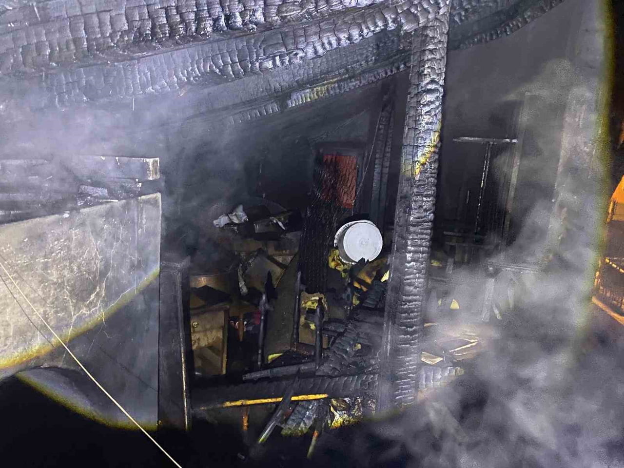 ISPARTA’DA İKİ KATLI MÜSTAKİL BİR EVİN BACASINDA ÇIKAN YANGIN KISA SÜREDE TÜM YAPIYA YAYILDI....