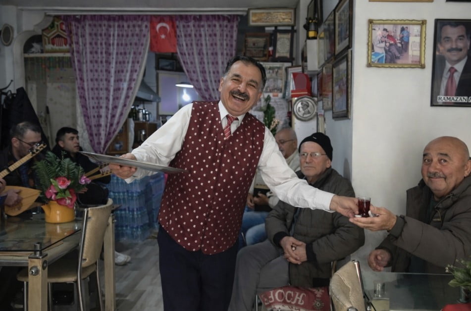 ISPARTA’DA KURDUĞU ‘MORAL İSTASYONU’ İSİMLİ ÇAY OCAĞI İŞLETESİNDE HEM ÇAY DEMLEYİP HEM DE...