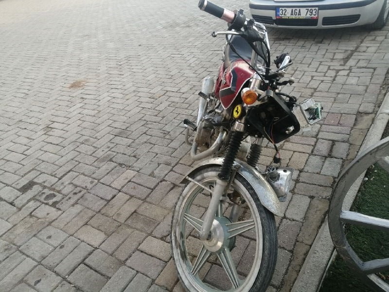 ISPARTA’NIN YALVAÇ İLÇESİNDE OTOMOBİL İLE MOTOSİKLETİN ÇARPIŞMASI SONUCU MEYDANA GELEN KAZADA...