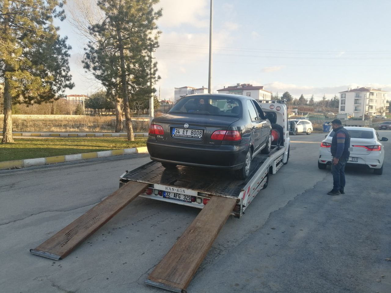 ISPARTA’NIN YALVAÇ İLÇESİNDE OTOMOBİL İLE MOTOSİKLETİN ÇARPIŞMASI SONUCU MEYDANA GELEN KAZADA...