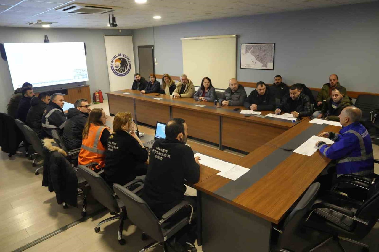 İSTANBUL'DA BEKLENEN KAR YAĞIŞINA KARŞI KARTAL'DA 50 ARAÇ GÖREVE HAZIR TUTULARAK, 150’DEN FAZLA...