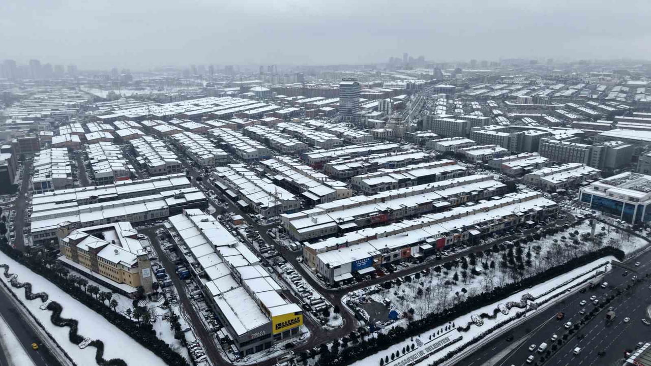 İSTANBUL'DA ETKİLİ OLAN KAR YAĞIŞI BAZI BÖLGELERİ BEYAZA BÜRÜDÜ