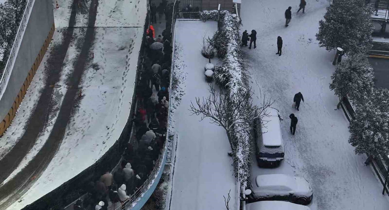 İSTANBUL'DA ETKİLİ OLAN KAR YAĞIŞI VATANDAŞLARA ZOR ANLAR YAŞATTI. KARLA KAPLI YOLLARDA YÜRÜMEYE...