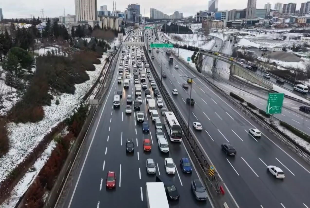 İSTANBUL'DA ETKİLİ OLAN KAR YAĞIŞININ ARDINDAN AKŞAM SAATLERİNDE TEM OTOYOLU MAHMUTBEY...