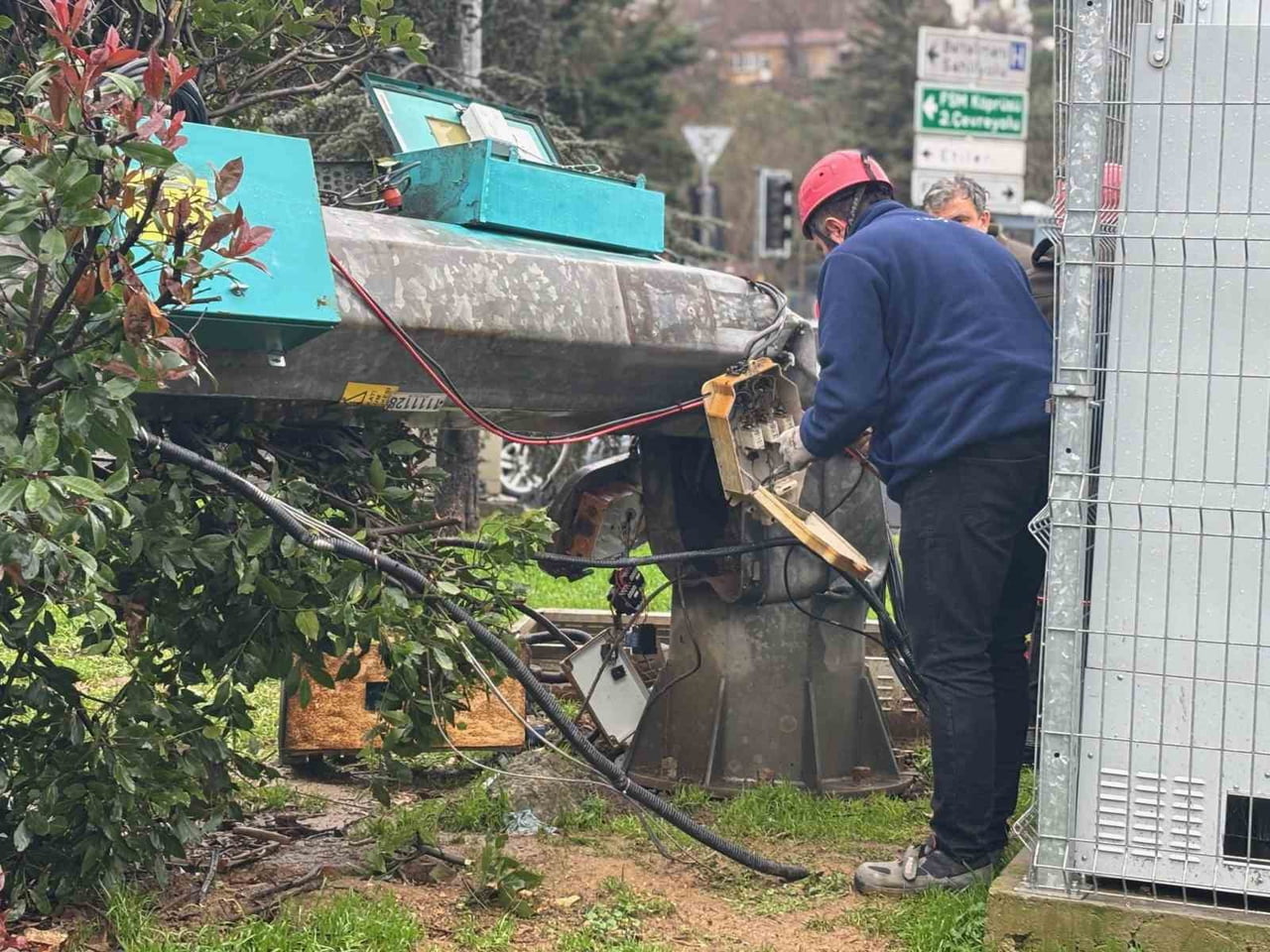 İSTANBUL'DA ETKİLİ OLAN KUVVETLİ YAĞIŞ VE FIRTINA NEDENİYLE SARIYER BALTALİMANI’NDA BİR AĞAÇ...