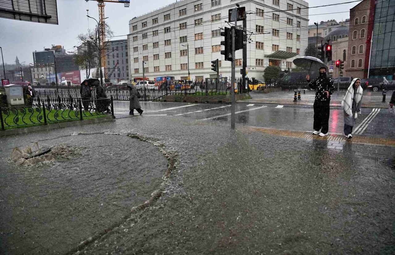 İSTANBUL'DA FIRTINAYLA BİRLİKTE ETKİLİ OLAN ŞİDDETLİ YAĞMUR NEDENİYLE EMİNÖNÜ'NÜ SU...