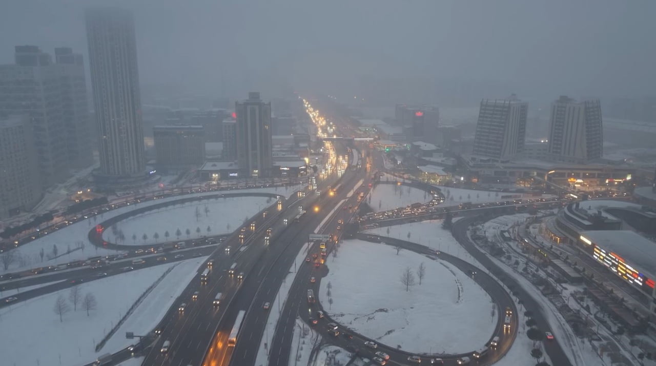 İSTANBUL'DA GECE SAATLERİNDE ETKİSİNİ ARTIRAN KAR YAĞIŞI ESENYURT'U BEYAZA BÜRÜDÜ. KARLA KAPLANAN...
