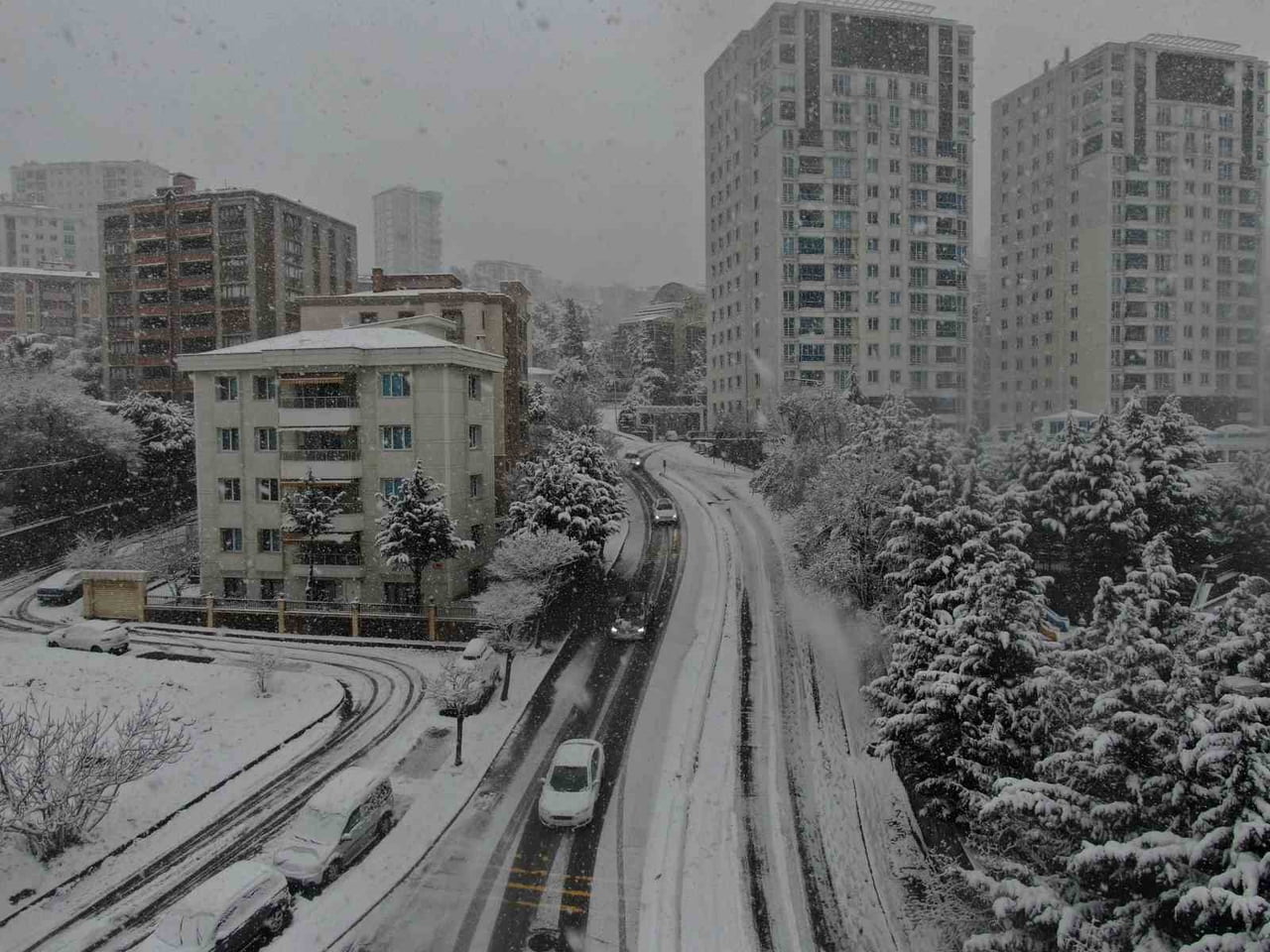 İSTANBUL'DA GECE SAATLERİNDEN BU YANA ETKİSİNİ GÖSTEREN YOĞUN KAR YAĞIŞIYLA BİRLİKTE KENTİN PEK...