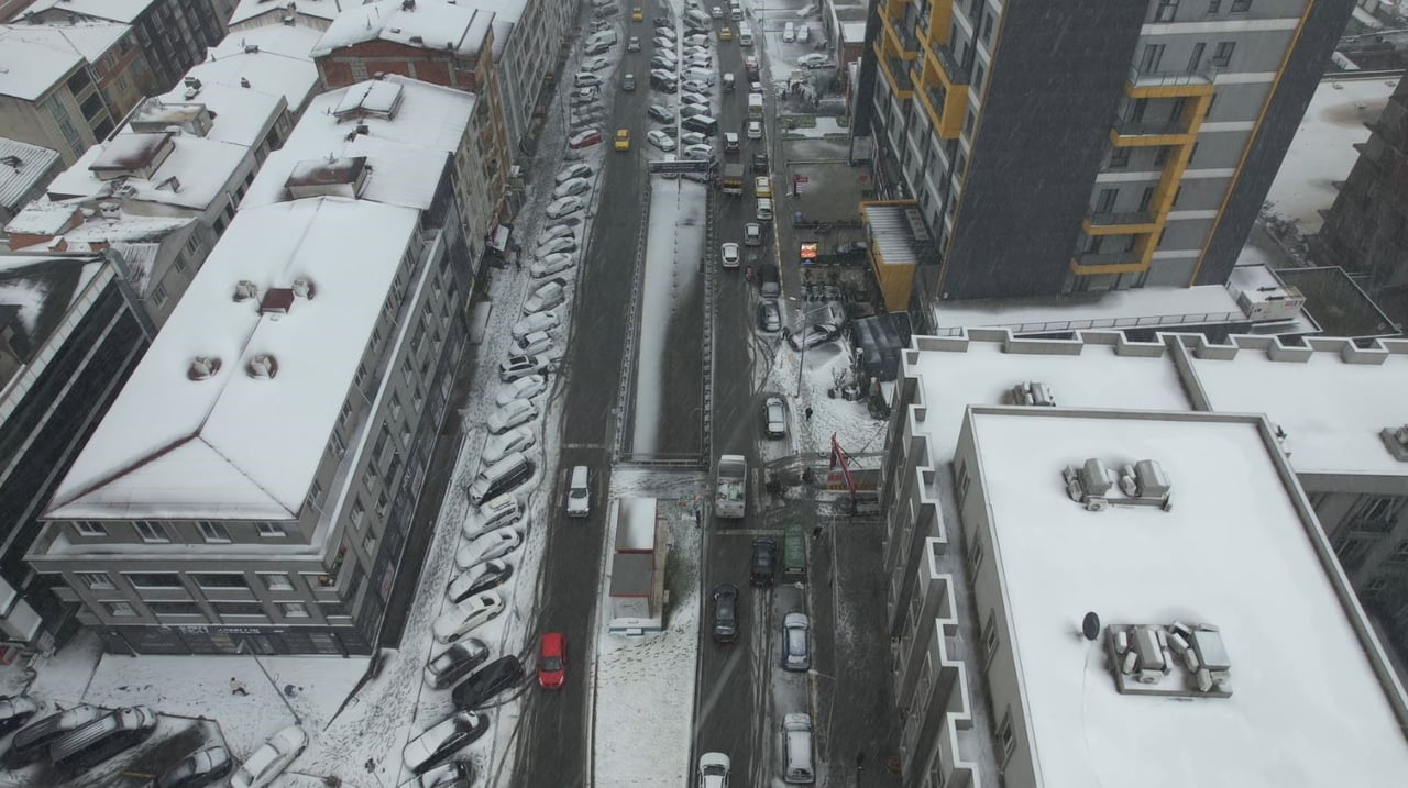 İSTANBUL'DA KAR YAĞIŞI ZAMAN ZAMAN ETKİSİNİ ARTIRIRKEN ESENYURT KARLA KAPLANDI