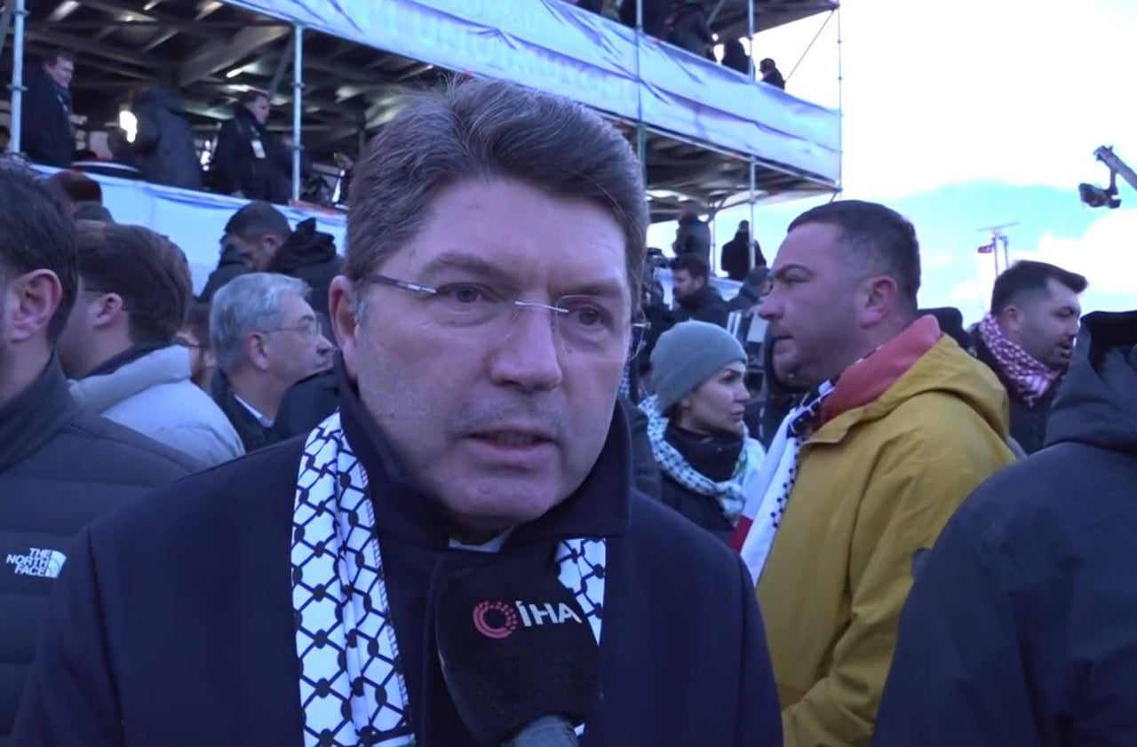 İSTANBUL'DA "SİNMİYORUZ, SUSMUYORUZ FİLİSTİN'İ UNUTMUYORUZ" SLOGANIYLA YENİ YILIN İLK SABAHINDA...