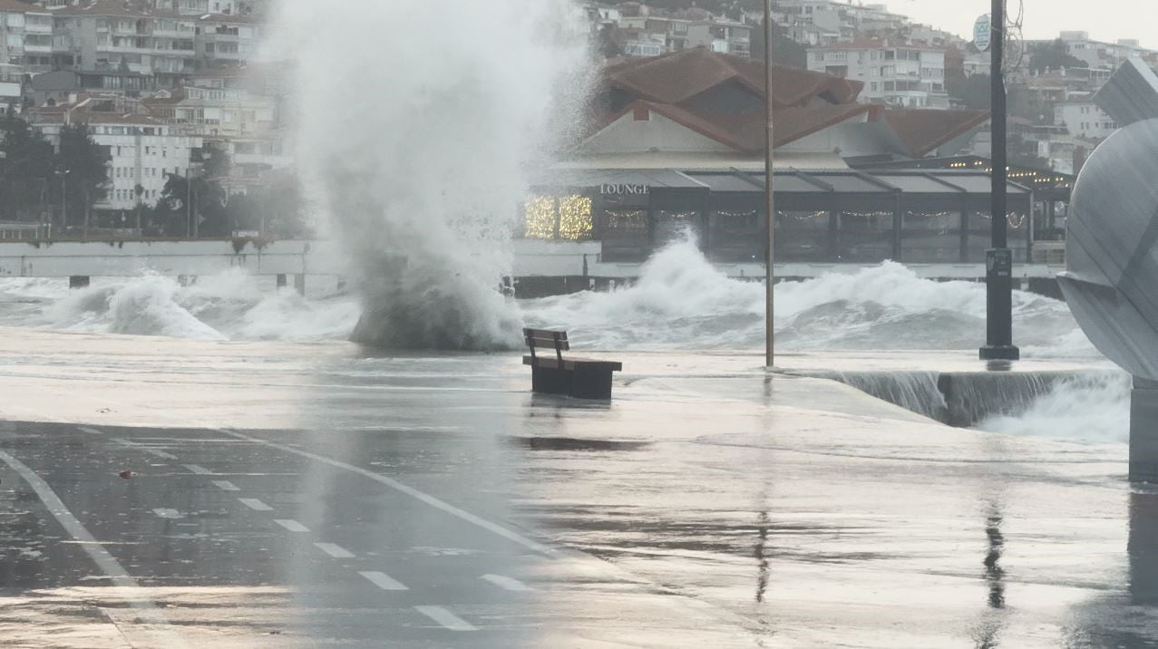 İSTANBUL'DA YAPILAN UYARILARIN ARDINDAN LODOS ETKİLİ OLDU. BÜYÜKÇEKMECE SAHİLİNDE DEV DALGALAR...