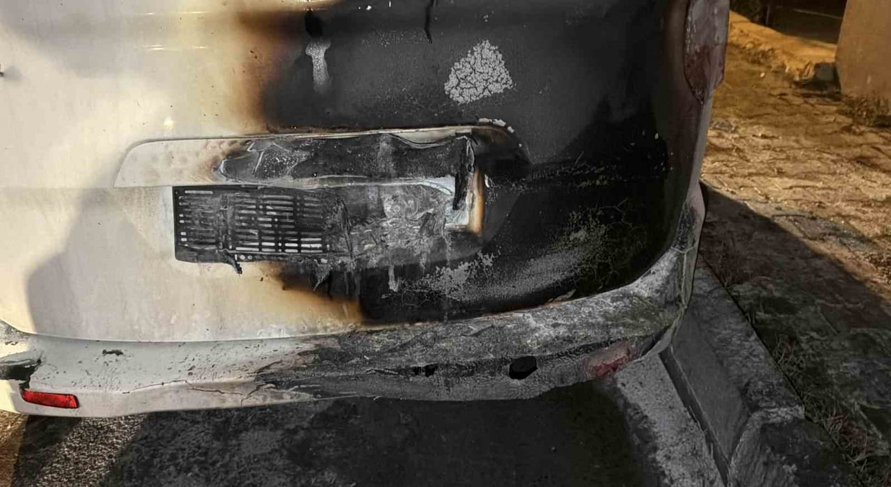 İSTANBUL'UN ARNAVUTKÖY İLÇESİNDE, PARK HALİNDEKİ BİR OTOMOBİLİN MOTOR KISMINDA ÇIKAN YANGIN PANİĞE...