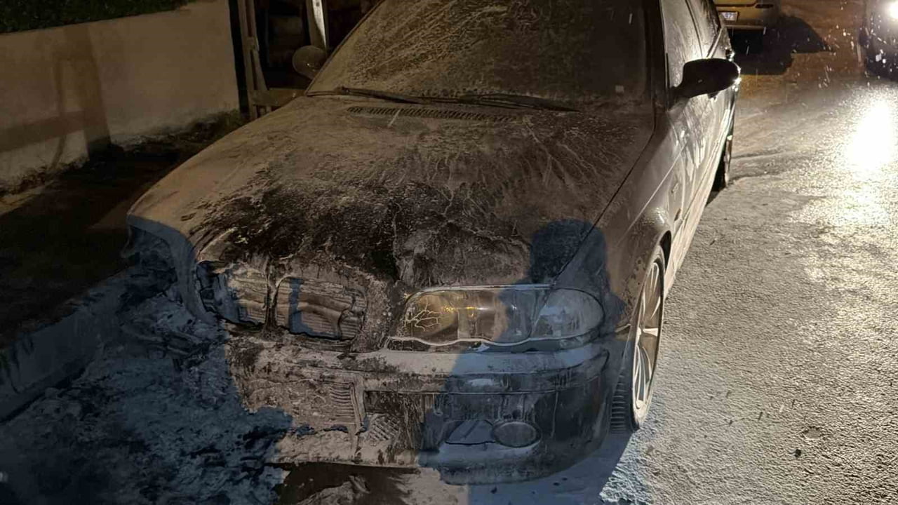 İSTANBUL'UN ARNAVUTKÖY İLÇESİNDE, PARK HALİNDEKİ BİR OTOMOBİLİN MOTOR KISMINDA ÇIKAN YANGIN PANİĞE...