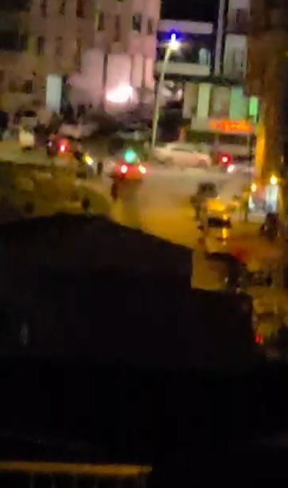 İSTANBUL'UN ARNAVUTKÖY İLÇESİNDE SOKAK İÇERİSİNDE BULUNAN ELEKTRİK KABLOLARININ PATLAMASIYLA PANİK...