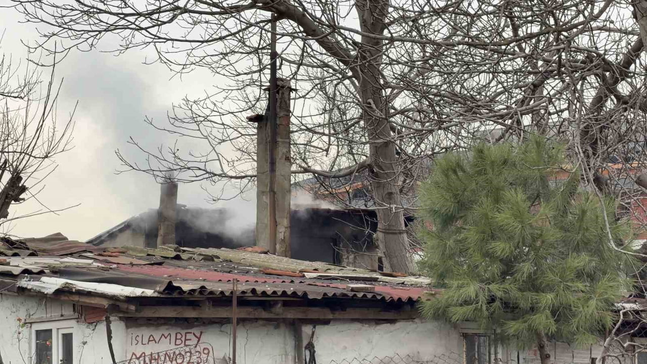 İSTANBUL'UN ARNAVUTKÖY İLÇESİNDE YAŞLI BİR ADAMIN TEK BAŞINA YAŞADIĞI GECEKONDUDA ÇIKAN YANGIN...