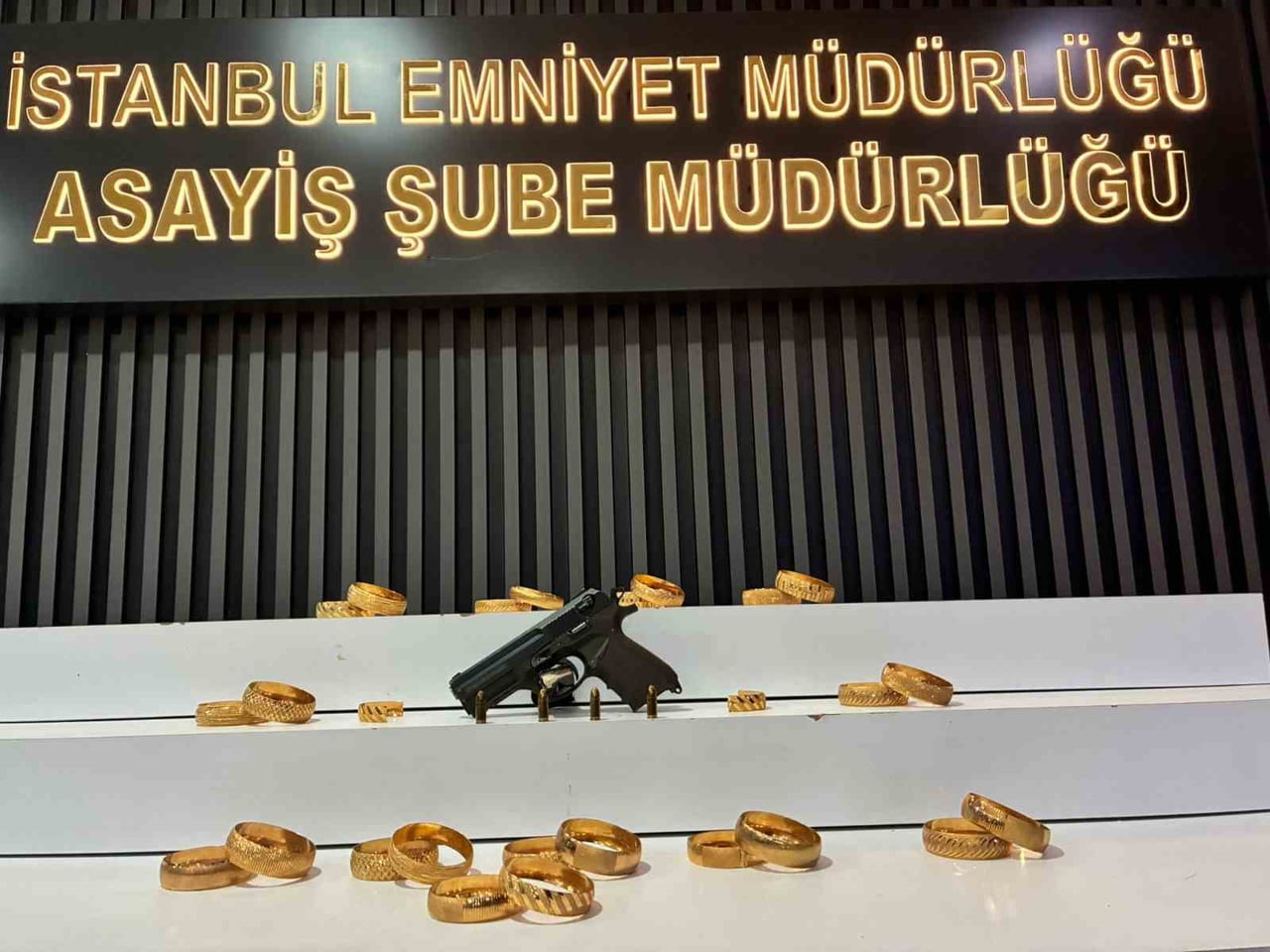 İSTANBUL'UN BAHÇELİEVLER İLÇESİNDE SELAM VEREREK GİRDİĞİ KUYUMCUYU SOYAN HIRSIZLIK ŞÜPHELİSİ...