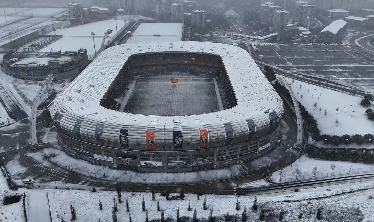 İSTANBUL'UN BAŞAKŞEHİR İLÇESİNDE KAR YAĞIŞI HAVADAN GÖRÜNTÜLENDİ. KARTPOSTALIK GÖRÜNTÜDE STADYUM...