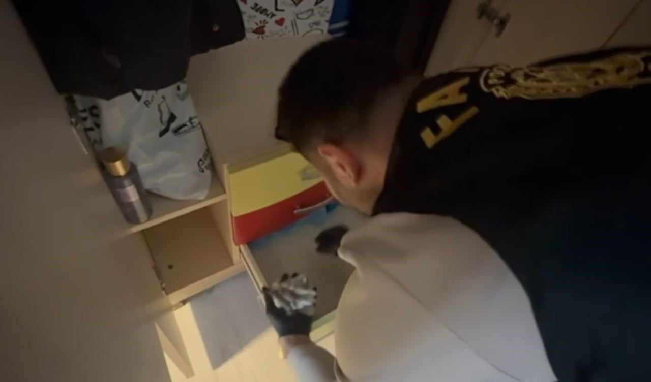 İSTANBUL'UN FATİH İLÇESİNDE, BİR EVE HENÜZ BİLİNMEYEN BİR NEDENLE ATEŞ AÇILDI.