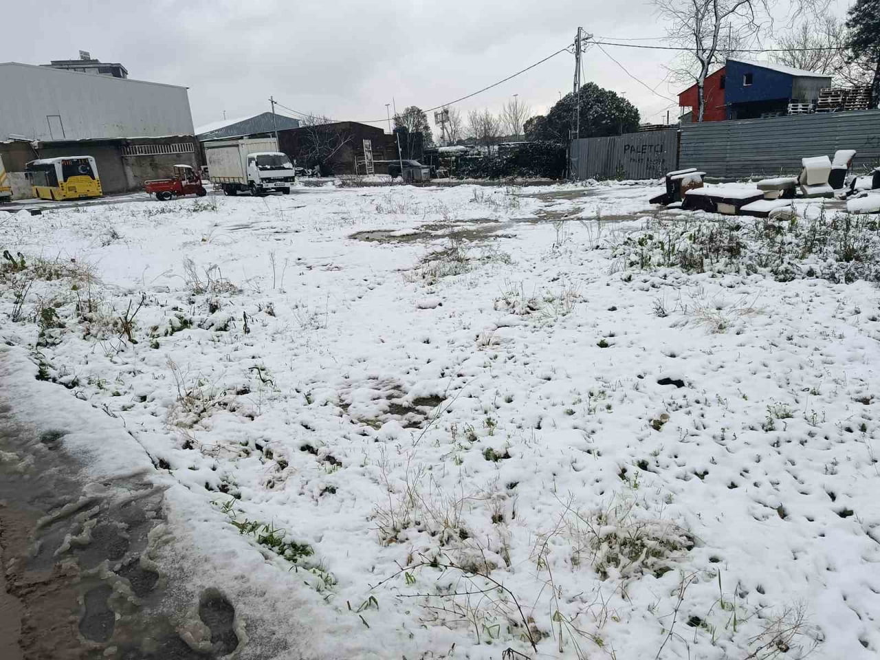 İSTANBUL'UN SULTANGAZİ İLÇESİNDE ETKİLİ OLAN KAR YAĞIŞINDA OKULLARIN TATİL OLMASINI DA FIRSAT...