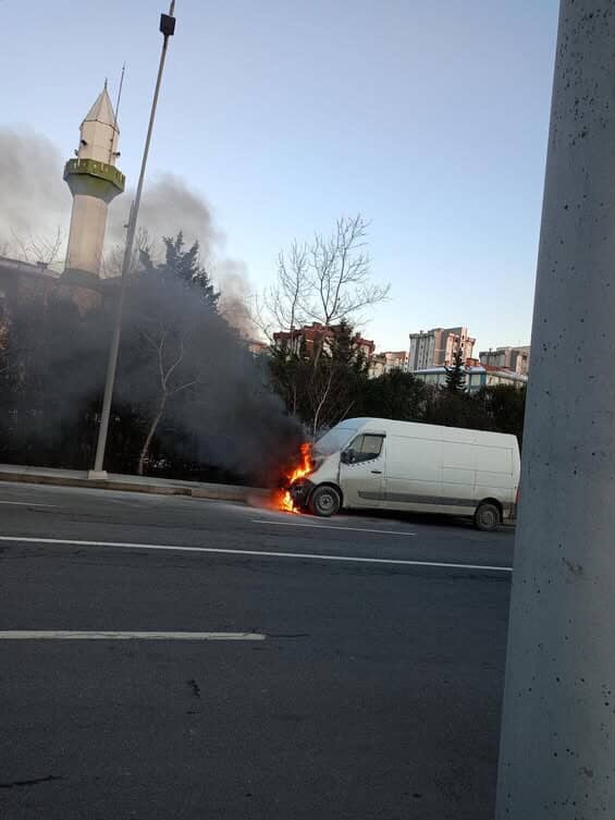İSTANBUL ARNAVUTKÖY'DE  SEYİR HALİNDEKİ BİR TİCARİ ARAÇ, MOTOR KISMINDAN ÇIKAN YANGIN SONUCU...