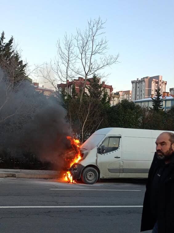 İSTANBUL ARNAVUTKÖY'DE  SEYİR HALİNDEKİ BİR TİCARİ ARAÇ, MOTOR KISMINDAN ÇIKAN YANGIN SONUCU...
