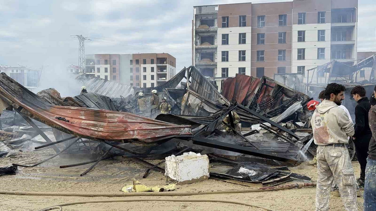 İSTANBUL ARNAVUTKÖY'DE TOPLU KONUT ŞANTİYESİNDE İŞÇİLERİN KALDIĞI KONTEYNERLARDA ÇIKAN YANGIN...