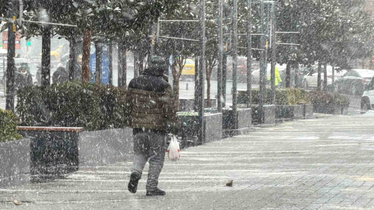 İSTANBUL ARNAVUTKÖY’DE LAPA LAPA YAĞAN KAR YAĞIŞI VATANDAŞLARA ZOR ANLAR YAŞATTI.