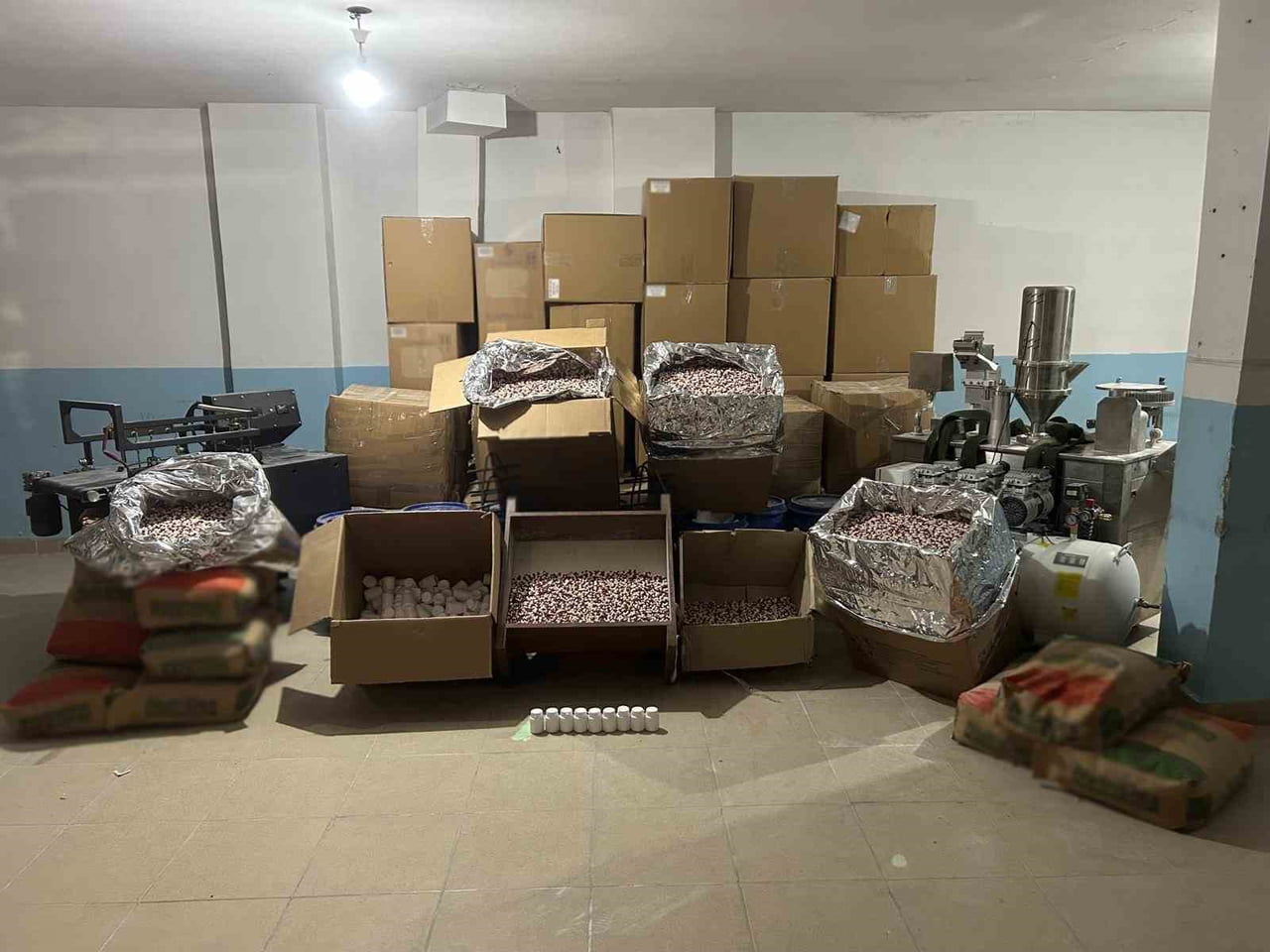 İSTANBUL AVCILAR’DA, ‘UYUŞTURUCU İMALATI VE TİCARETİ’ İHBARI ÜZERİNE YAPILAN OPERASYONDA, 6...