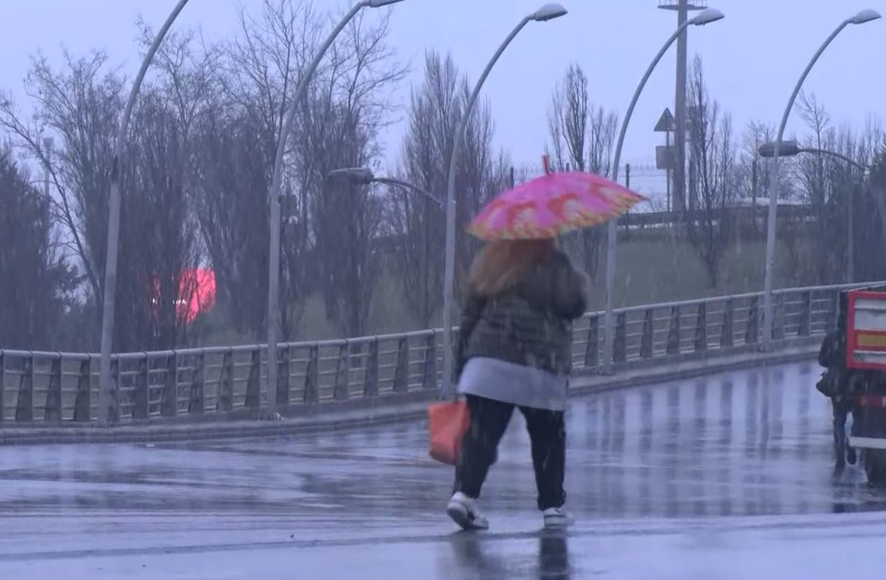 İSTANBUL BAĞCILAR’DA KAR YAĞIŞI ETKİLİ OLMAYA BAŞLADI.