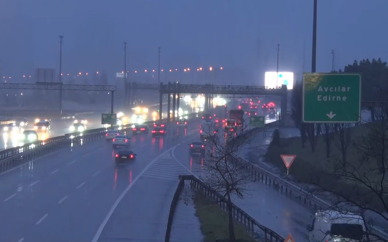 İSTANBUL BAĞCILAR’DA KAR YAĞIŞI ETKİLİ OLMAYA BAŞLADI.