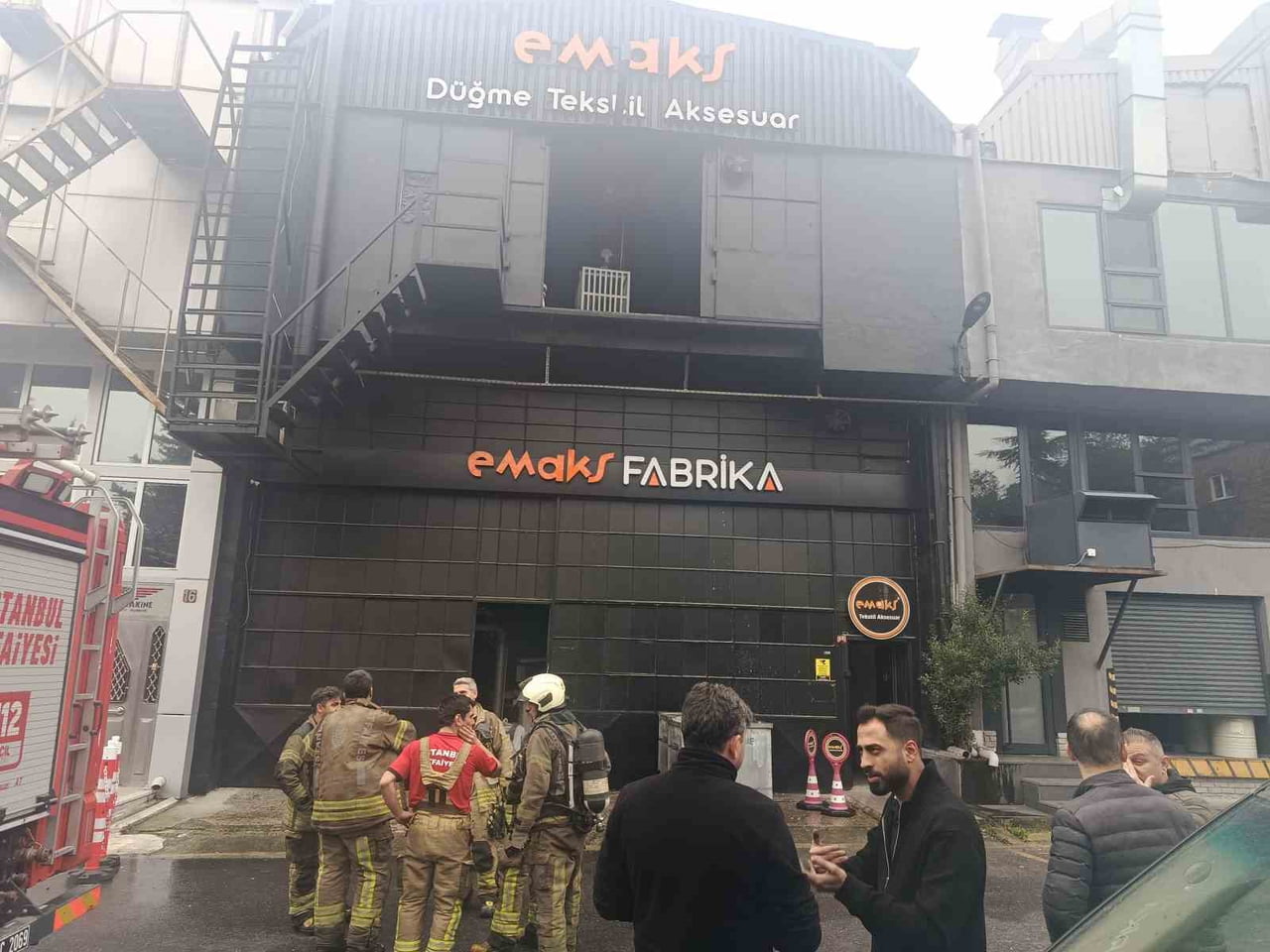 İSTANBUL BAHÇELİEVLER'DE BULUNAN POLYESTER FABRİKASINDA YANGIN ÇIKTI. İTFAİYE EKİPLERİ TARAFINDAN...