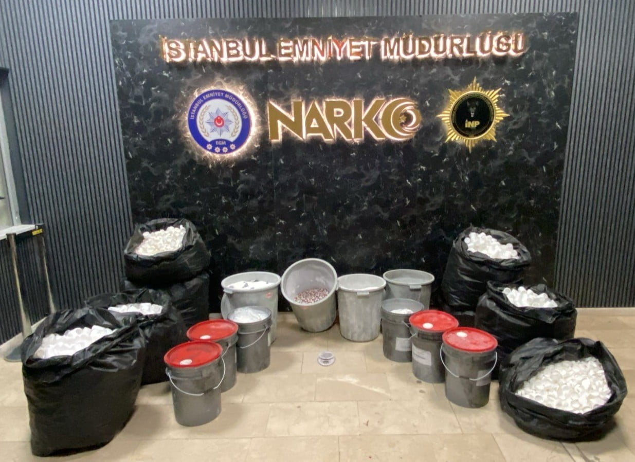 İSTANBUL BAHÇELİEVLER’DE BİR ADRESE DÜZENLENEN UYUŞTURUCU OPERASYONUNDA 3 KİŞİ GÖZALTINA...