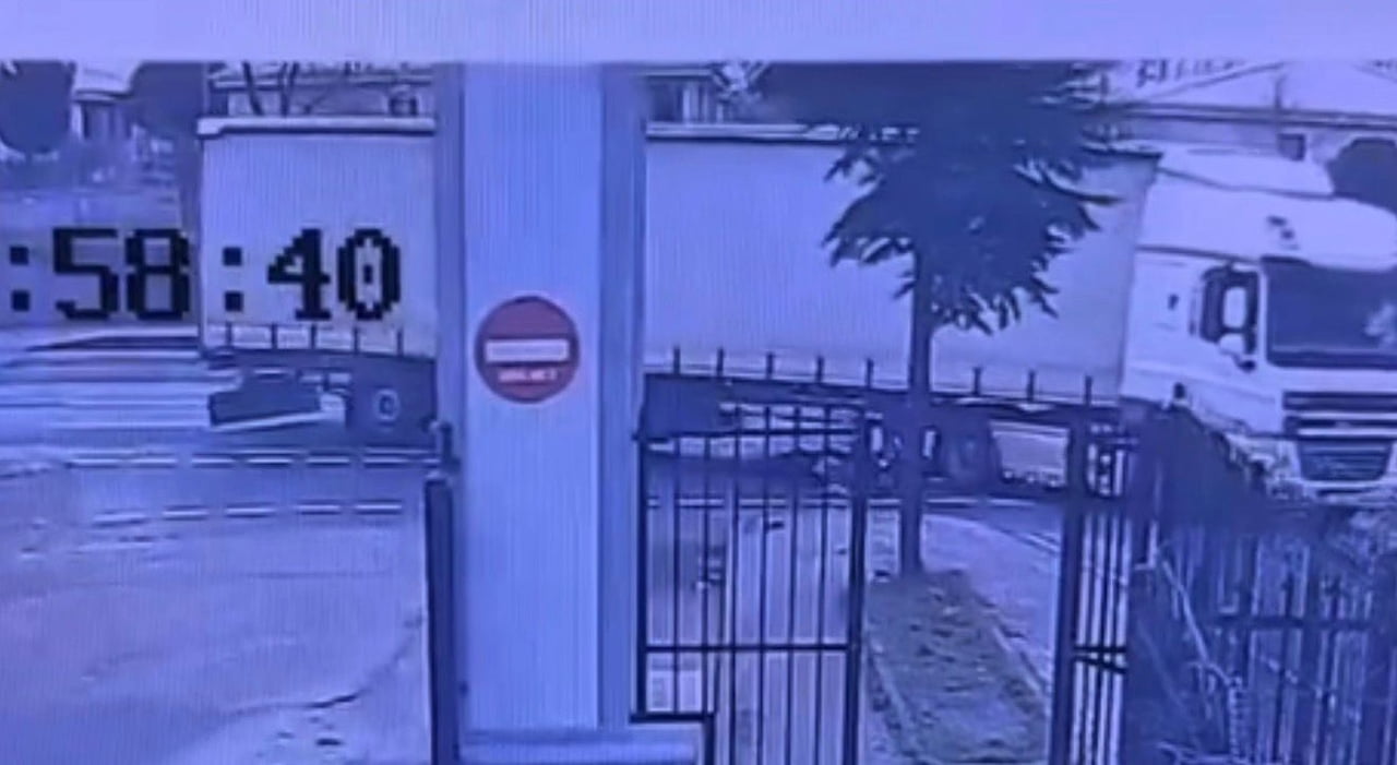 İSTANBUL BAŞAKŞEHİR'DE MEYDANA GELEN KAZADA, KERESTECİLER SANAYİ SİTESİNE DÖNMEK İSTEYEN BİR TIRIN...