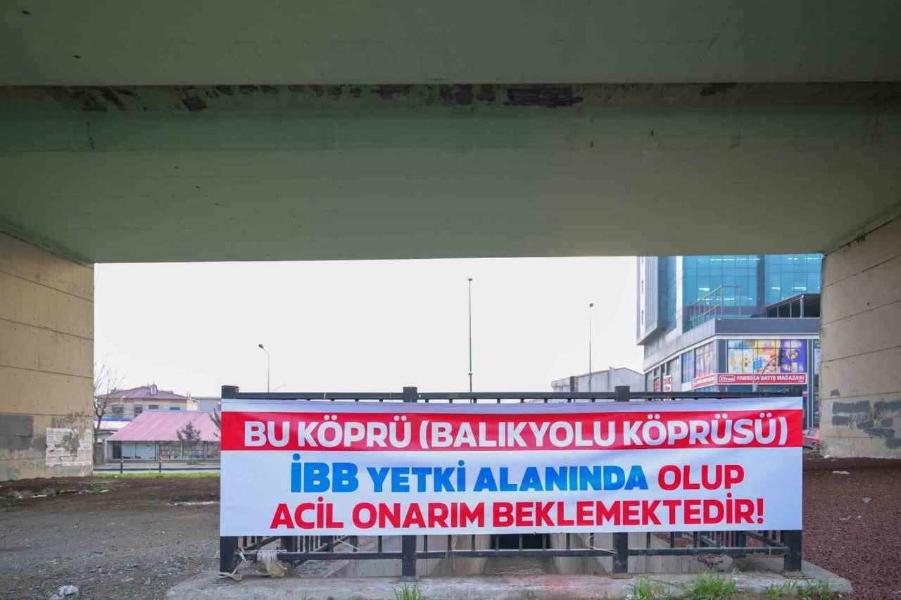 İSTANBUL BÜYÜKŞEHİR BELEDİYESİ’NE (İBB) AİT BALIKYOLU KÖPRÜSÜ, BAKIMSIZLIK NEDENİYLE HEM YAYALAR...
