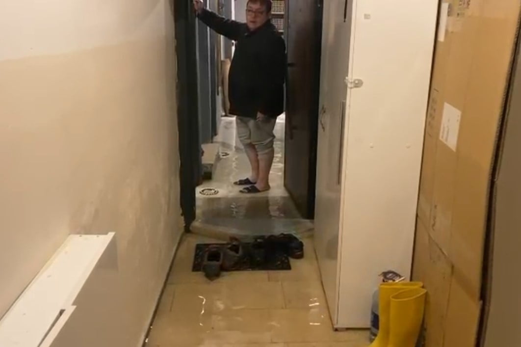 İSTANBUL’DA AKŞAM SAATLERİNDE ETKİLİ OLAN SAĞANAK YAĞIŞ NEDENİYLE ARNAVUTKÖY’DE BAZI EV VE İŞ...