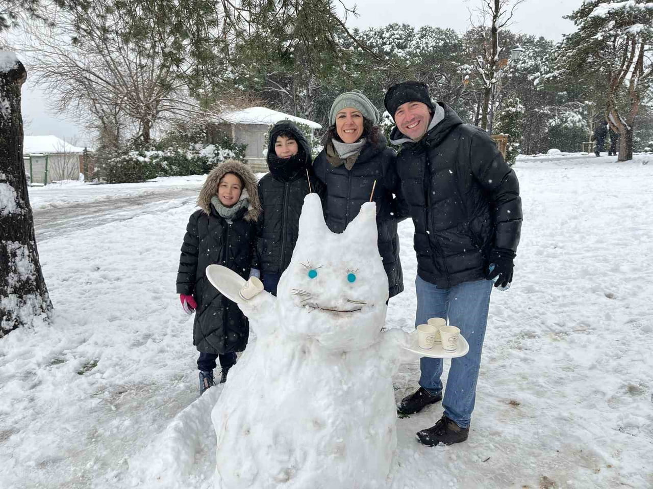 İSTANBUL’DA DEVAM EDEN KAR YAĞIŞI YİNE EN ÇOK ÇOCUKLARI MUTLU EDERKEN, KARTOPU SAVAŞLARININ ADRESİ...