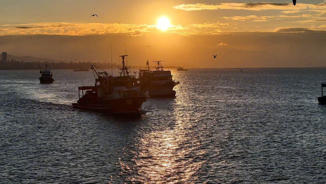 İSTANBUL’DA DÜN ETKİLİ OLAN FIRTINA DENİZ TRAFİĞİNİ VE BALIKÇILIK FAALİYETLERİNİ OLUMSUZ ETKİLEDİ....