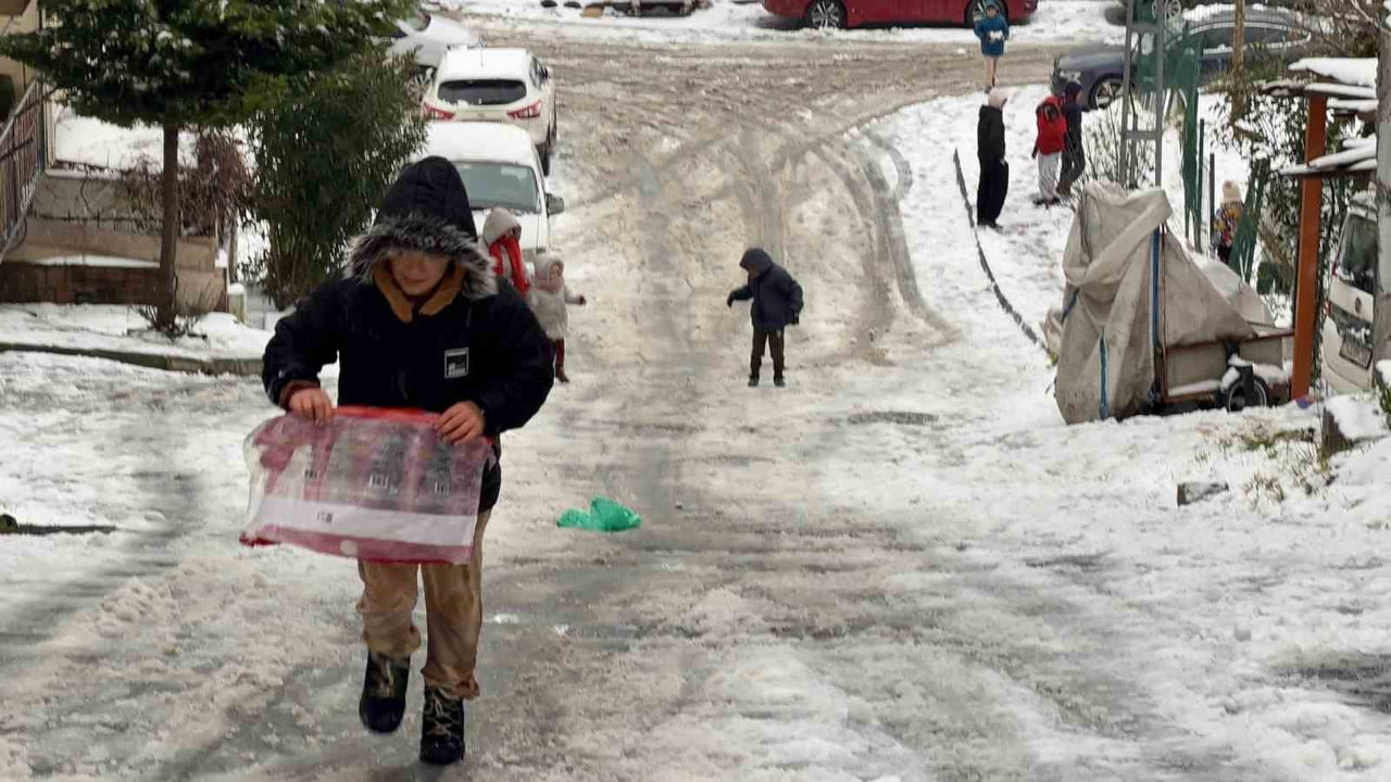 İSTANBUL’DA ETKİLİ OLAN KAR YAĞIŞININ ARDINDAN ARNAVUTKÖY’DE MAHALLE SAKİNLERİ VE ÇOCUKLAR...