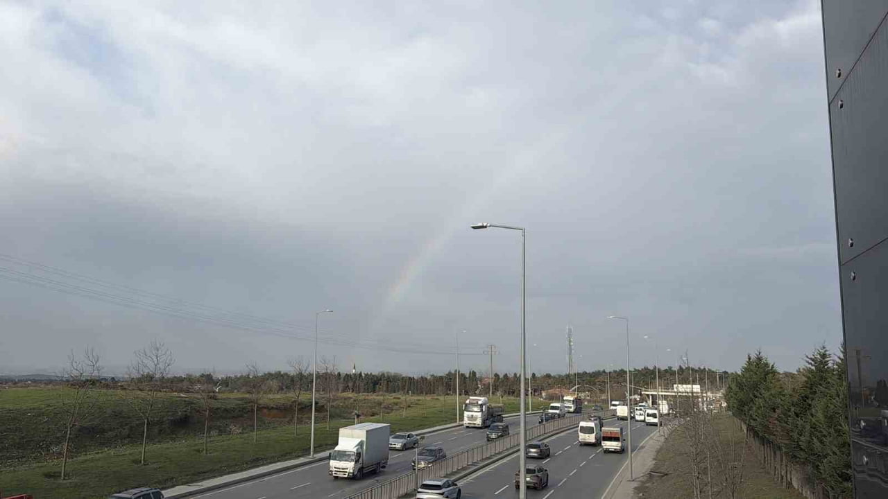 İSTANBUL’DA ETKİLİ OLAN KISA SÜRELİ YAĞIŞIN ARDINDAN GÖKYÜZÜNDE BELİREN GÖKKUŞAĞI, TRAFİKTEKİ...