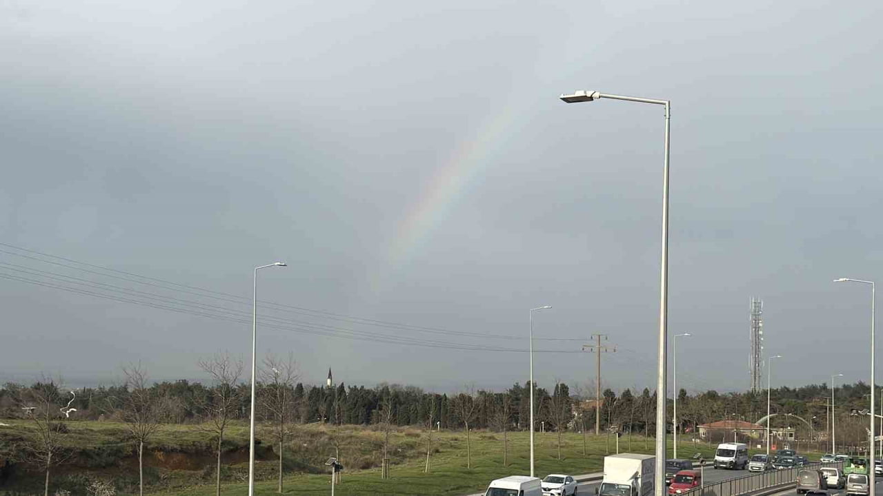 İSTANBUL’DA ETKİLİ OLAN KISA SÜRELİ YAĞIŞIN ARDINDAN GÖKYÜZÜNDE BELİREN GÖKKUŞAĞI, TRAFİKTEKİ...