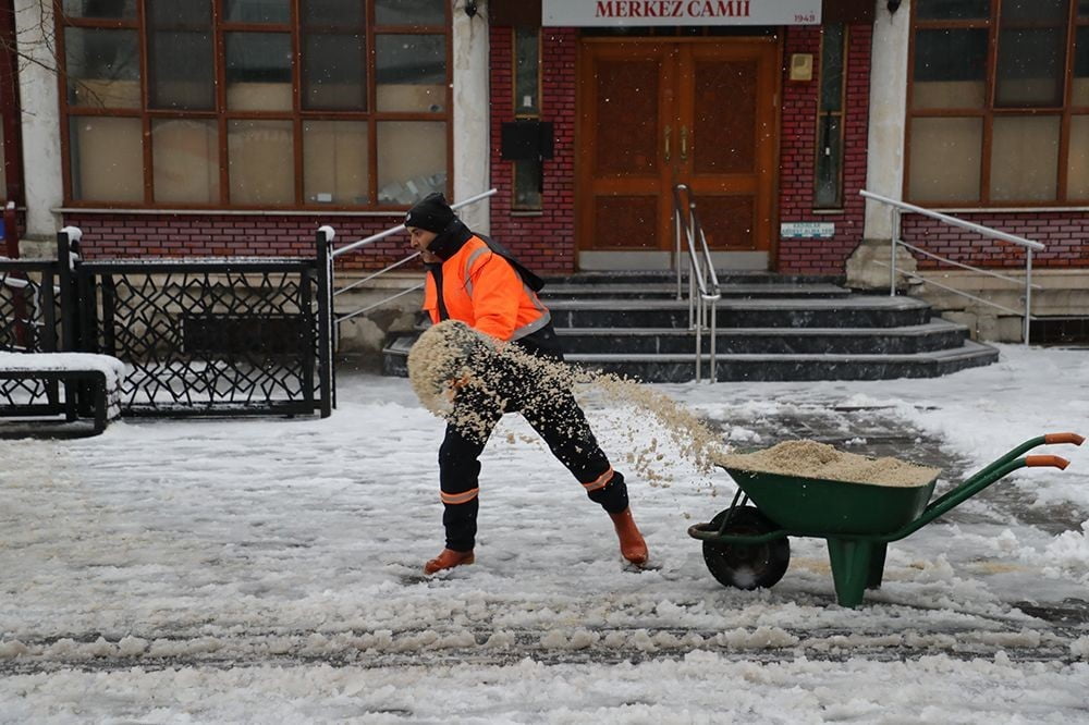 İSTANBUL’DA ETKİLİ OLAN ŞİDDETLİ KAR YAĞIŞININ YAŞAMI OLUMSUZ ETKİLEMEMESİ ADINA GAZİOSMANPAŞA...
