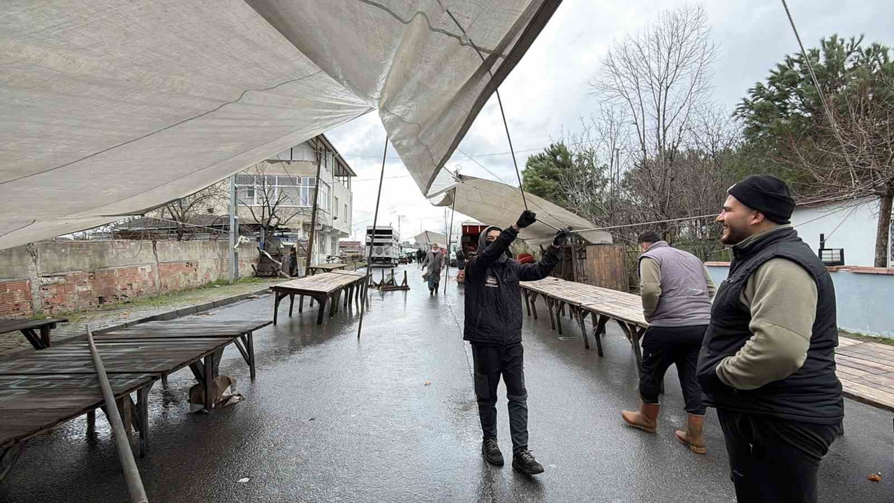 İSTANBUL’DA ETKİLİ OLAN ŞİDDETLİ RÜZGAR VE LODOS HAYATI OLUMSUZ ETKİLEMEYE DEVAM EDERKEN...