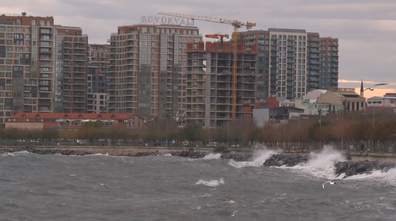 İSTANBUL’DA ETKİLİ OLAN SOĞUK VE YAĞIŞLI HAVA YERİNİ LODOSA BIRAKTI. FATİH VE ZEYTİNBURNU...