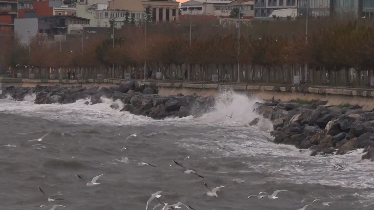 İSTANBUL’DA ETKİLİ OLAN SOĞUK VE YAĞIŞLI HAVA YERİNİ LODOSA BIRAKTI. FATİH VE ZEYTİNBURNU...
