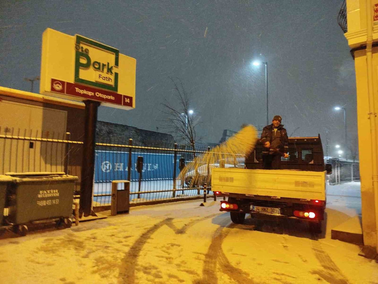 İSTANBUL’DA ETKİSİNİ ARTIRAN KAR YAĞIŞI VE SOĞUK HAVA KOŞULLARINA KARŞI FATİH BELEDİYESİ, İLÇE...