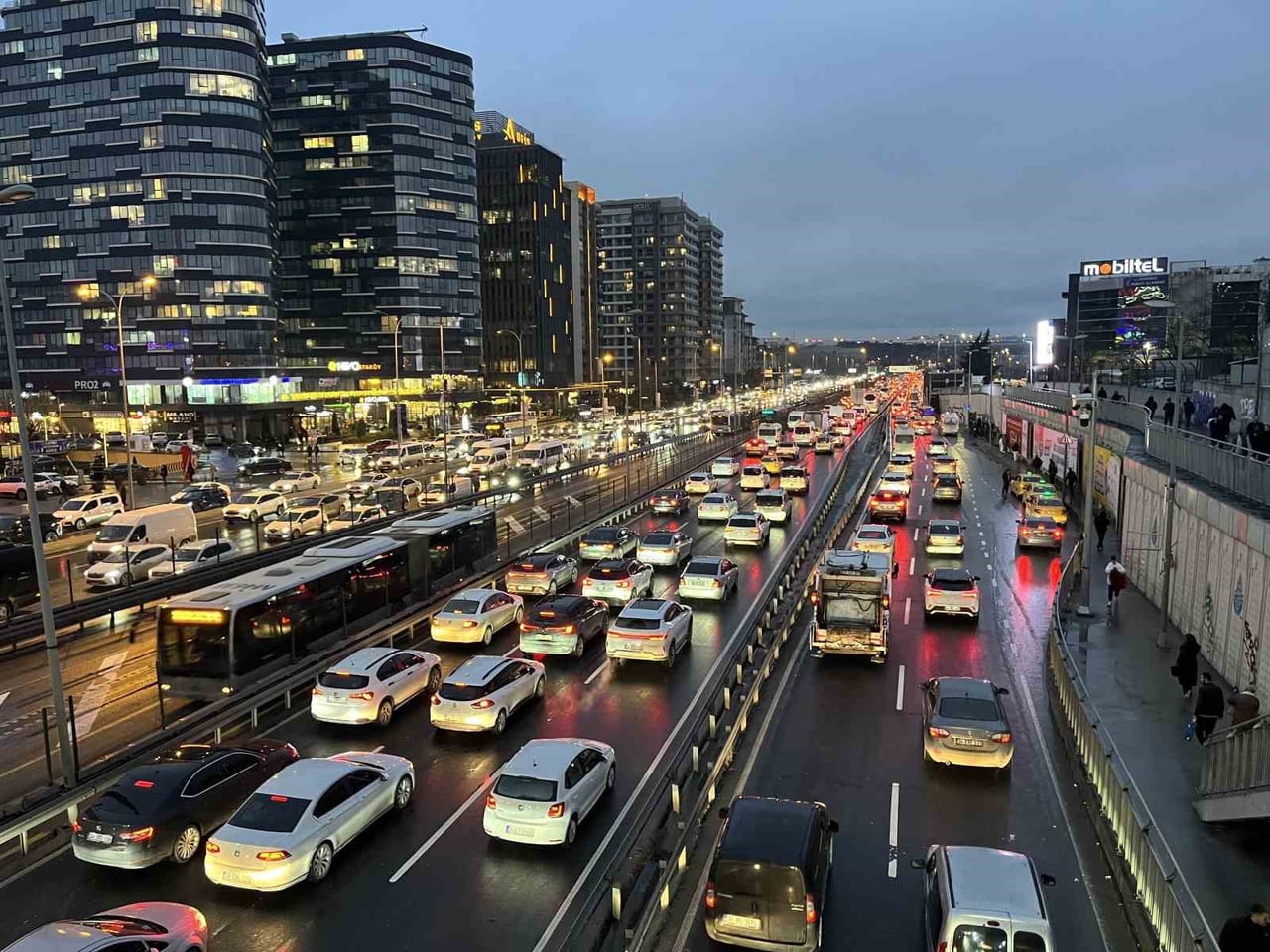 İSTANBUL’DA HAFTANIN SON GÜNÜNDE MESAİ BİTİMİYLE BİRLİKTE TRAFİK YOĞUNLUĞU YÜZDE 87’E...
