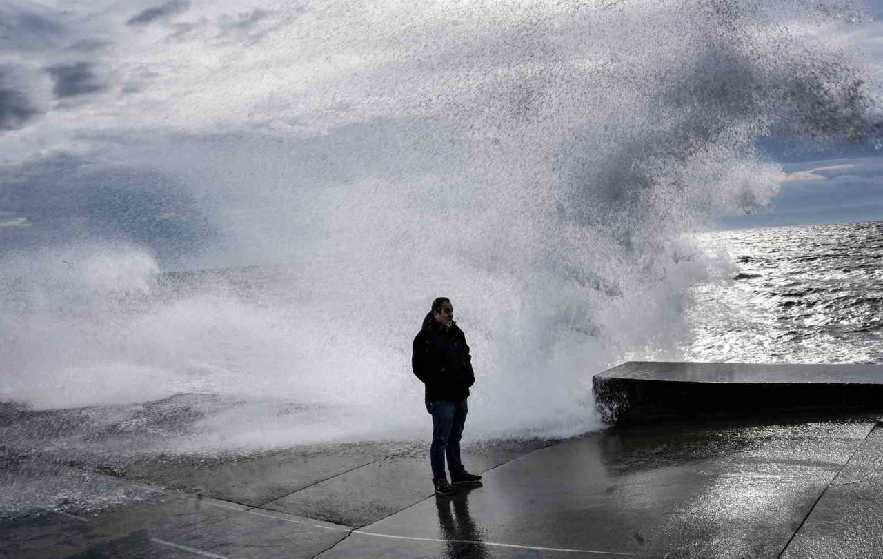 İSTANBUL’DA LODOS ETKİLİ OLDU, DEV DALGALAR SAHİLİ KAPLADI